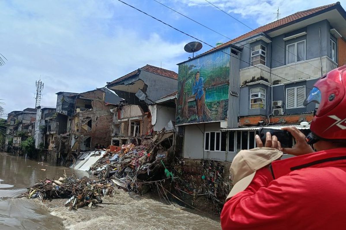 Warga menyaksikan bangunan ruko yang hancur dihantam banjir di Jalan Sulawesi, Denpasar, Bali, Rabu (10/9/2025). ANTARA/Rolandus Nampu