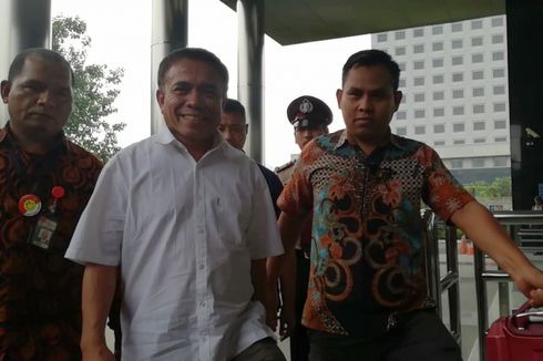 Keluar dari Mobil Tahanan, Gubernur Aceh Irwandi Yusuf Tiba di KPK