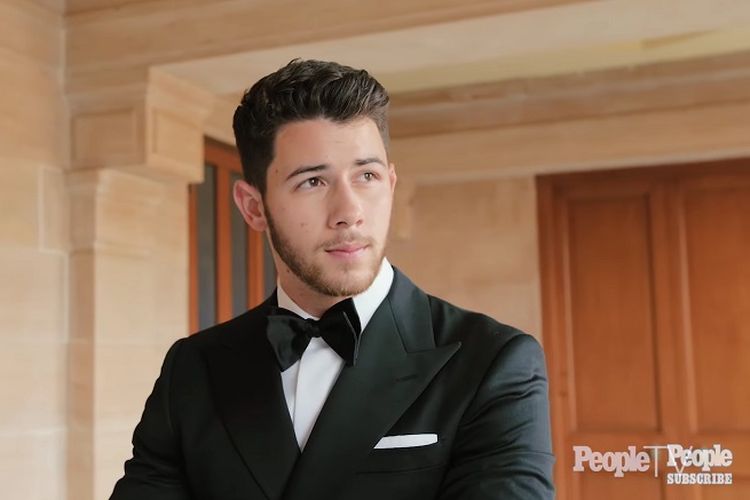 Nick Jonas mengenakan tuxedo hitam saat hari pernikahanya, Sabtu (1/12/2018).