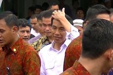 Hari Pertama Pulang Kampung, Jokowi Bagi-bagi Amplop Berisi Uang Rp 100 Ribu