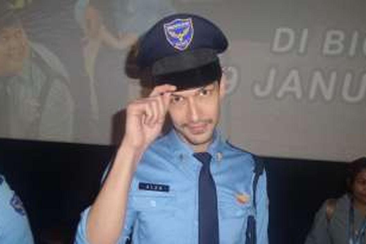 Dimas Beck diabadikan di sela gala premier film Security Ugal-ugalan di CGV Cinemas, Grand Indonesia, Jakarta Pusat, Selasa (17/1/2017) malam.