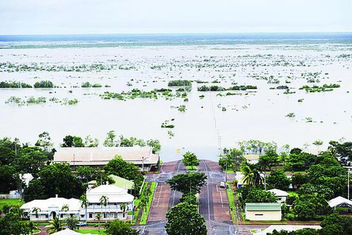 Kota Normanton di Queensland Utara, Australia, terendam banjir akibat curah hujan yang deras, Rabu (4/2). Otoritas setempat memperingatkan warga agar berhati-hati dengan buaya-buaya yang turut hanyut akibat banjir dan bisa saja muncul di permukiman.  