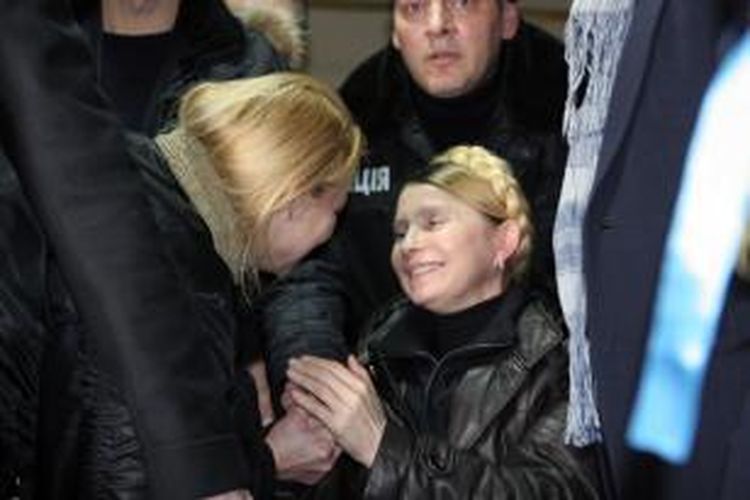 Mantan perdana menteri Ukraina yang pro-barat, Yulia Tymoshenko tampak meninggalkan rumah sakit di kota Kharkiv, Sabtu (22/2/2014), setelah parlemen memerintahkan pembebasan politisi yang dipenjara sejak 2011 itu. Tymoshenko (53) yang pro-barat dikenal menjadi lawan politik Viktor Yanukovych.