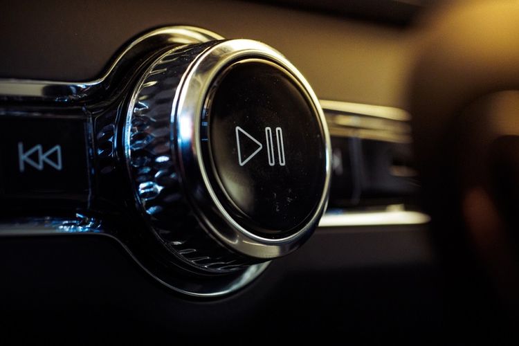 Ilustrasi head unit pada sistem audio mobil. 