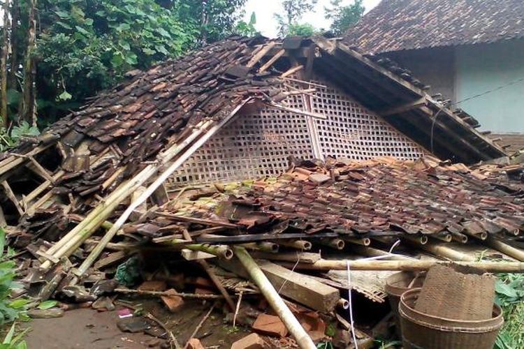 Foto : Inilah kondisi rumah Mariyono (44), warga Dusun Krajan, Desa Temon, Kecamatan Ngrayun, Kabupaten Ponorogo roboh hingga rata tanah menyusul bencana angin puting beliung di desa itu. (Foto : Setyo Budiono