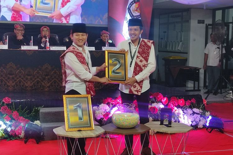 Pasangan Calon Bupati dan Wakil Bupati Trenggalek Mochammad Nur Arifin - Syah Muhammad Natanegara mendapat nomor urut 02, di KPU Trenggalek Jawa Timur, Senin (23/09/2024).
