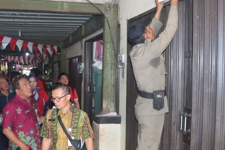 Anggota Satpol PP dan Diskumperidag Kabupaten Semarang menyegel kios dan los yang belum membayar retribusi