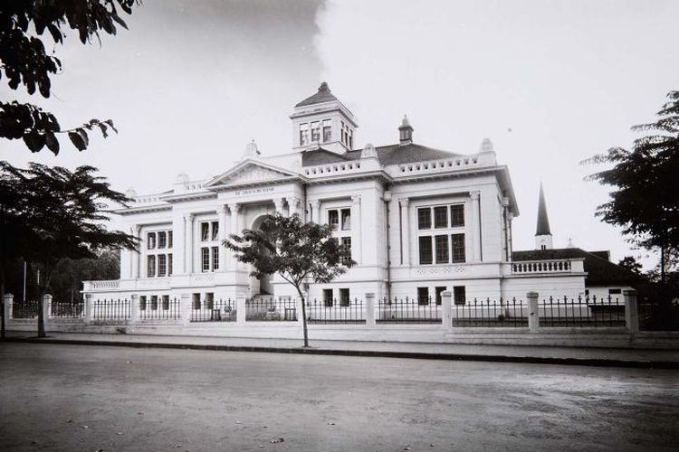 Gedung De Javasche Bank di Bandung tahun 1918. Bank adalah salah satu lembaga keuangan Indonesia yang berfungsi menggerakkan roda perekonomian, Bank memiliki sejarah yang panjang hingga bisa menjadi bank yang ada saat ini.