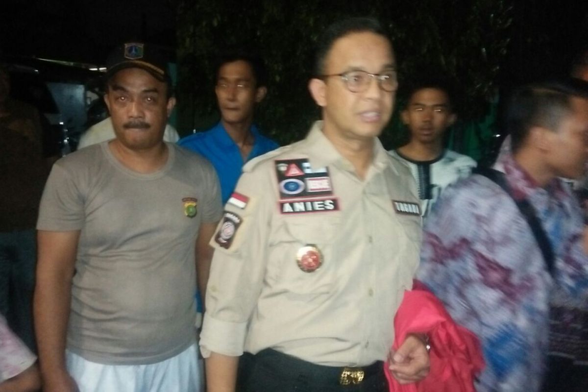 Gubernur DKI Jakarta Anies Baswedan saat meninjau banjir di kawasan Cakung, Jakarta Timur, Kamis (15/2/2018).