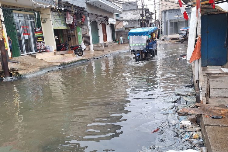 Genangan air banjir rob di Dermaga Ujung II, Muara Angke, Jakarta Utara. Sabtu, (6/7/2024).