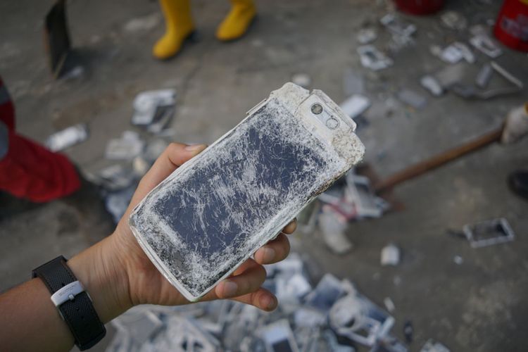 Smartphone Oppo yang dimusnahkan di Cileungsi, Bogor, Rabu (17/7/2017)                               