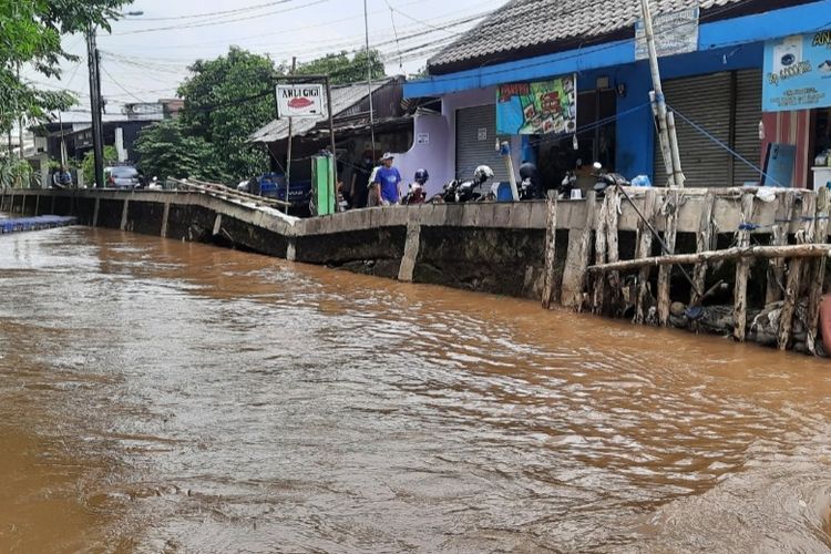 Warga Kelurahan Tengah, Kecamatan Kramatjati, Jakarta Timur, mendesak agar tanggul Kali Baru yang jebol di wilayah itu segera diperbaiki.