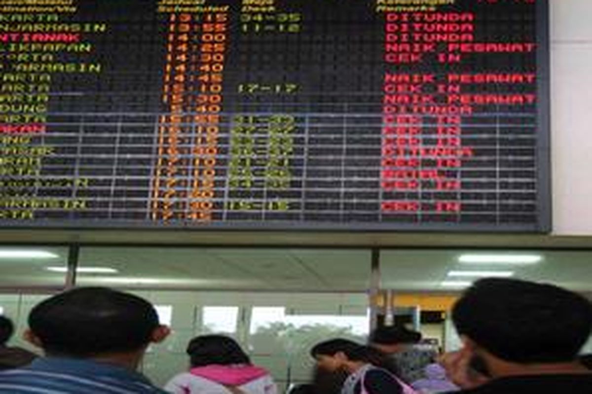 Penumpang melihat jadwal penerbangan di Bandara Juanda, Surabaya, Sabtu (2/2)