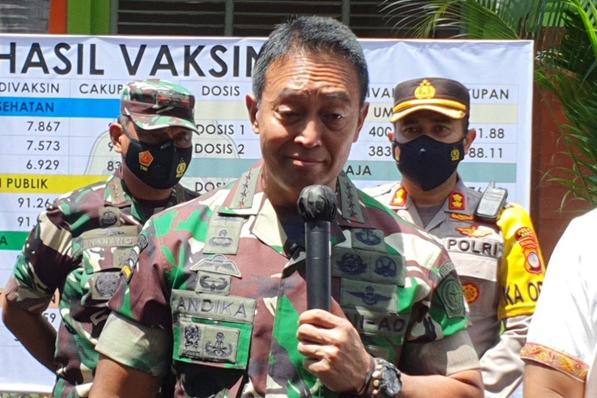Panglima TNI Jendral Andika Perkasa disela Peninjauan Vaksinasi anak di SD Plembengan, Kapanewon Bambanglipuro, Bantul, DI Yogyakarta Jumat (31/12/2021).