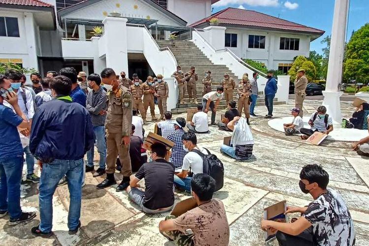 Para pencari suaka ditemui anggota kepolisian berpakaian bebas. Petugas meminta agar aksi di depan Kantor DPRD Batam dibubarkan, karena tidak memiliki izin keramaian.