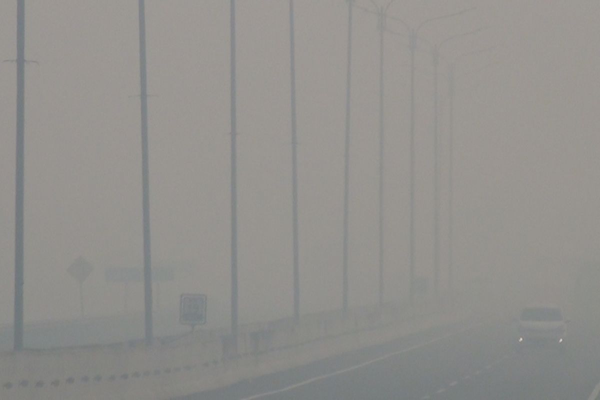 Jalan tol Palindra diselimuti kautvasap tebal sehingga jarak pandang menjadi terbatas. Kendaraan yang melintas nyaris tak terlihat tertutup kabut asap, Selasa (15/10/2019). 