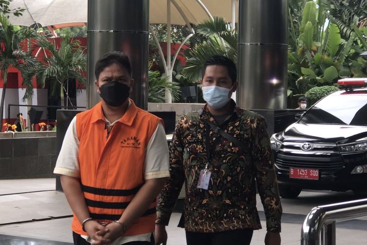 Bupati Kuantan Singingi Andi Putra menjalani pemeriksaan di Gedung Merah Putih KPK, Selasa (16/11/2021). Andi merupakan tersangka suap perpanjangan izin hak guna usaha (HGU) Sawit di Kabupaten Kuansing.