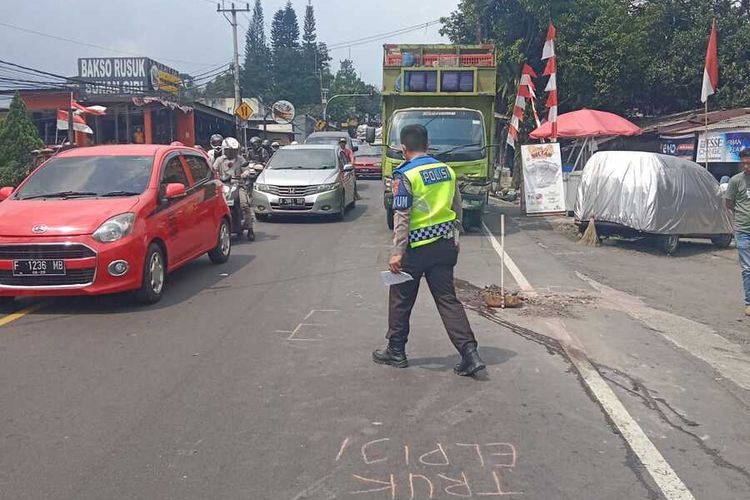Anggota Satlantas Polres Bogor melakukan olah tempat kejadian perkara dalam kecelakaan beruntun di Turunan Selarong Puncak Bogor, Jawa Barat, Rabu (10/8/2022).