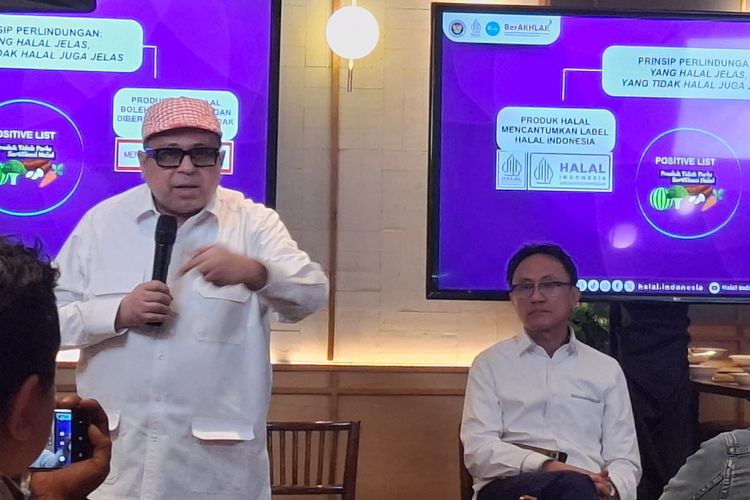Kepala Badan Penyelenggara Jaminan Produk Halal (BPJPH) Ahmad Haikal Hasan atau Babeh Haikal dalam acara buka puasa bersama dan gathering media BPJPH di Imperial Kitchen & Dimsum, Bambu Apus, Jakarta Timur, Senin (9/3/2026).