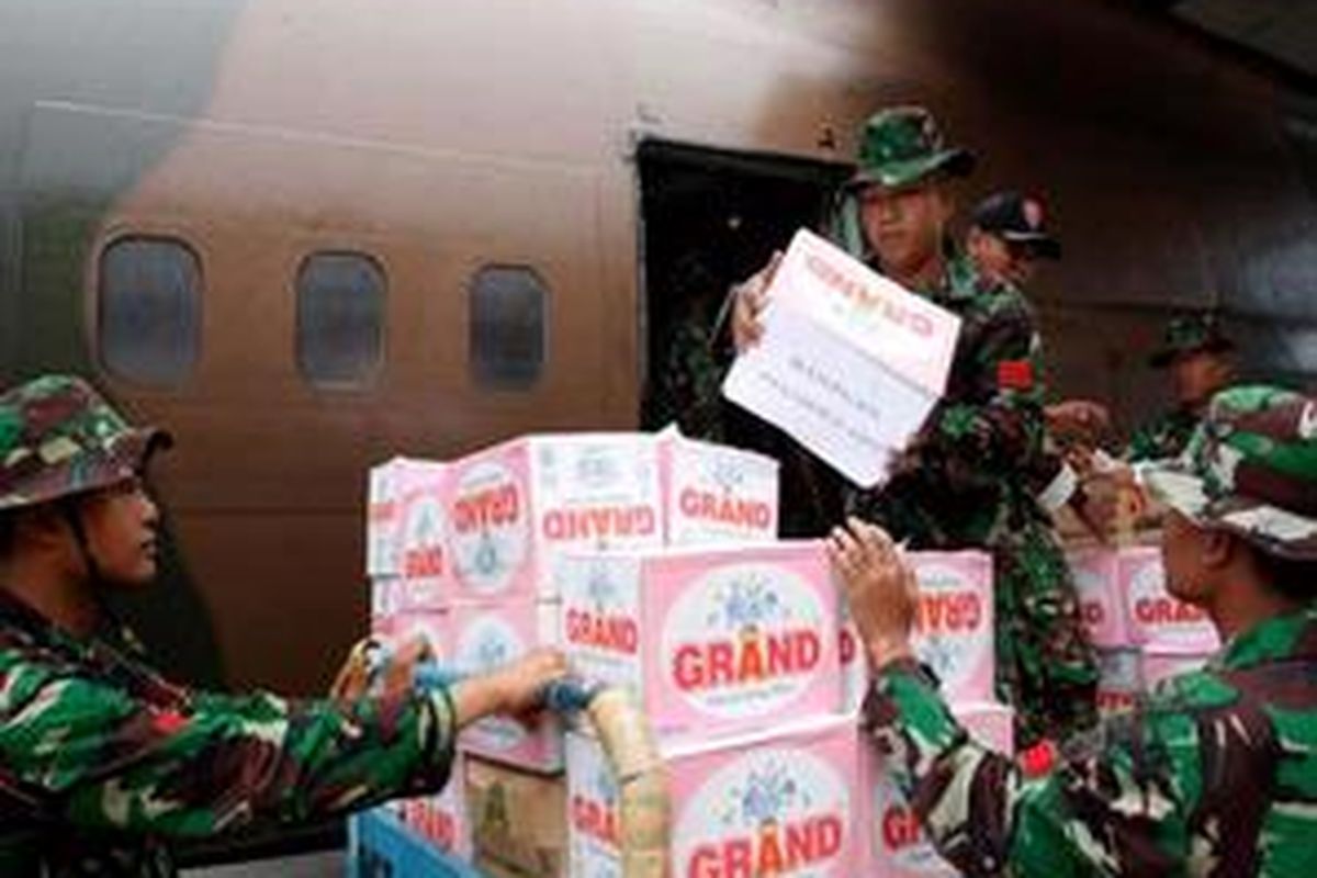 Anggota TNI menurunkan bantuan logistik dari pesawat Hercules milik TNI Angkatan Udara untuk korban gempa bumi di Padang di Bandara Internasional Minangkabau, Padang, Sumatera Barat, Sabtu (3/10). Berbagai bantuan dari dalam dan luar negeri rata-rata berupa tenda, makanan, minuman, obat-obatan, dan selimut. 