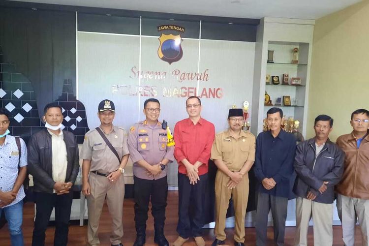 Kapolres Magelang AKBP Mochamad Sajarod Zakun (tengah) bersama warga Baleagung, Kecamatan Grabag, yang datang untuk meminta kejelasan penanganan kasus dugaan pembunuhan berencana di desanya, Selasa (9/8/2022).