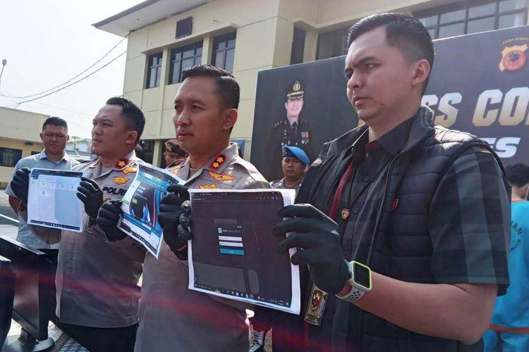 Jajaran Polres Cianjur, Jawa Barat, mengekspose kasus judi online sindikat internasional , Rabu (17/5/20203) yang melibatkan tiga orang sebagai operator.