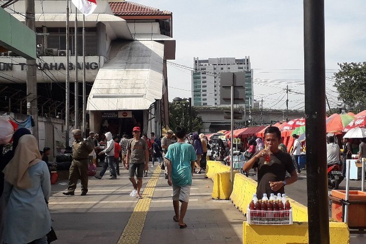 Kondisi trotoar Jalan Jati Baru Raya, Stasiun Tanah Abang, Jakarta Pusat pada Sabtu (24/2/2018).