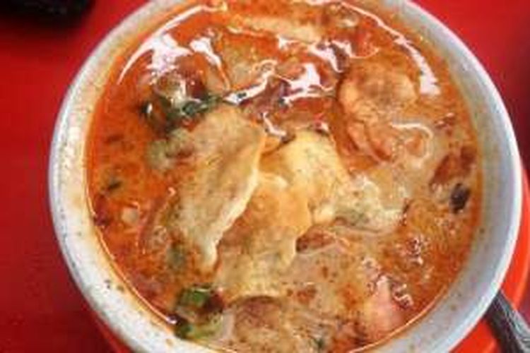 Soto Betawi Bang Lili di Jalan Raya Sukahati, Kecamatan Cibinong, Kabupaten Bogor, Jawa Barat.