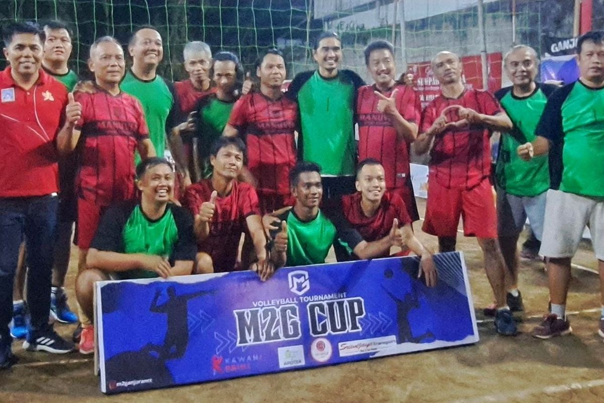 vokalis band Sheila on 7 yakni Akhdiyat Duta Modjo saat berfoto bersama tim RT 09 saat pertandingan voli antar RT ditempat tinggalnya Ganjuran, Padukuhan Manukan, Condongcatur, Kapannewon Depok, Kabupaten Sleman. (Foto dokumentasi warga Ganjuran).