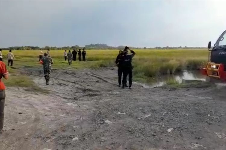 Tim Gegana Polda Jabar saat melakukan peledakan 12 butir mortir yang ditemukan di perairan Dadap, laut Indramayu. 
