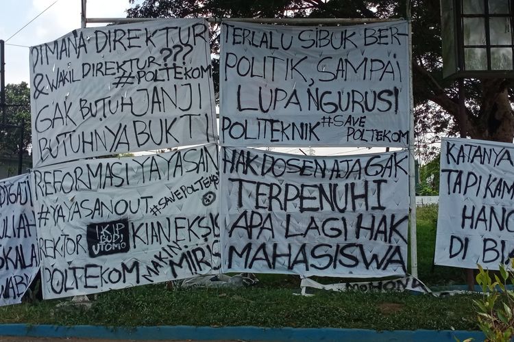 Beberapa spanduk berisi kritik untuk yayasan kampus terpasang di depan pintu masuk Politeknik Kota Malang (Poltekom) di Jalan Raya Tlogowaru 3 Kota Malang, Jawa Timur pada Senin (20/11/2023).