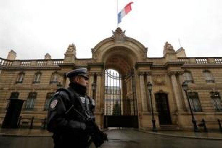 Polisi bersenjata lengkap menjaga ketat Istana Elysee yang merupakan kediaman resmi Presiden Perancis Francois Hollande.