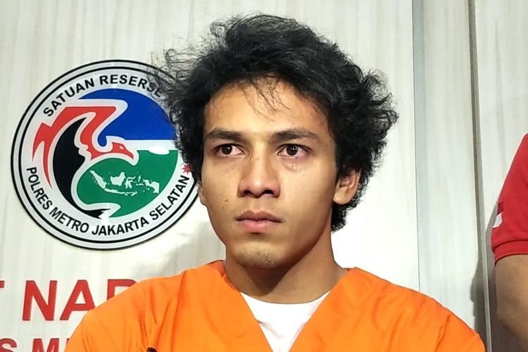 Artis peran Jefri Nichol dalam jumpa pers di Polres Metro Jakarta Selatan, Kamis (25/7/2019). Ia ditangkap polisi karena penyalahgunaan narkoba jenis ganja.