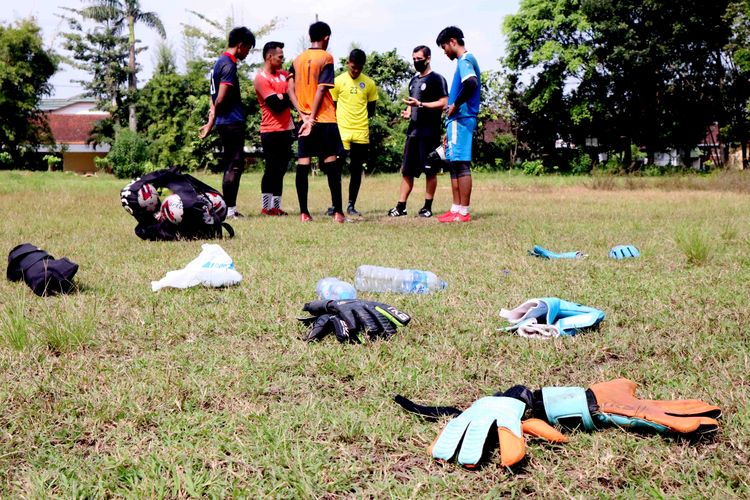 Memasuki new normal, seusai latihan kiper Arema FC langsung menjemur sarung tangan sebelum dibawa pulang.