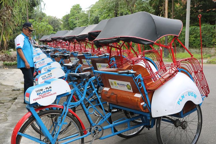 12 becak listrik yang dikembangkan oleh Fakultas Teknik UGM diserahkan ke tukang becak, Kamis (20/12/2018).