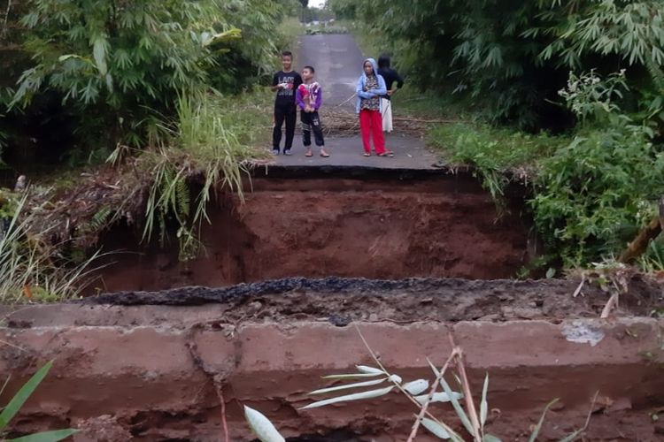 Jembatan terputus di Kabuoaten Lebong, Sabtu (9/2/2019) malam