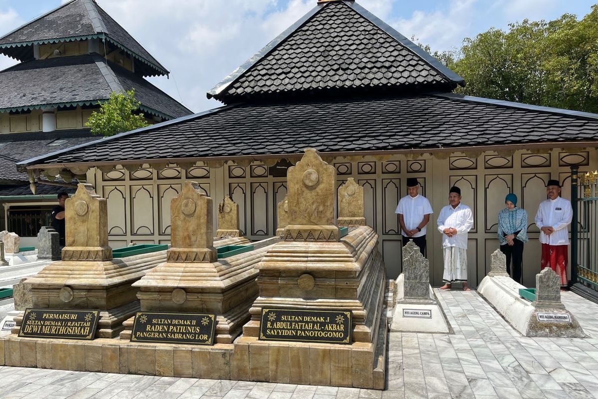 Ganjar Pranowo melakukan tradisi Nyadran dengan mengunjungi makam raja-raja Demak.