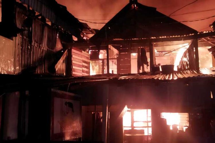 Api yang menghanguskan salah satu rumah warga di Jalan Bandang, Kecamatan Bontoala, Kota Makassar, Sulawesi Selatan (Sulsel), Sabtu (24/5/2023) dini hari
