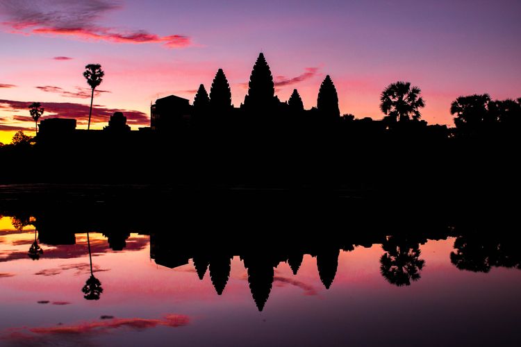 Ilustrasi sunrise atau matahari terbit di Angkor Wat, Kamboja.