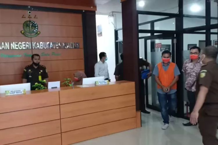 DITAHAN—Pegawai Bank BRI Cabang Dolopo-Madiun, RS ditahan setelah diperiksa sebagai tersangka kasus korupsi uang nasabah hingga merugikan negara senilai Rp 2,1 M.