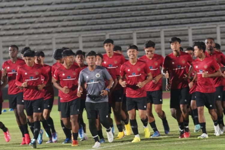 Para pemain timnas U20 Indonesia saat melakoni latihan menjelang duel uji coba melawan Thailand. Laga timnas U20 Indonesia vs Thailand berlangsung di Stadion Utama Gelora Bung Karno (SUGBK) pada Jumat (26/1/2024).