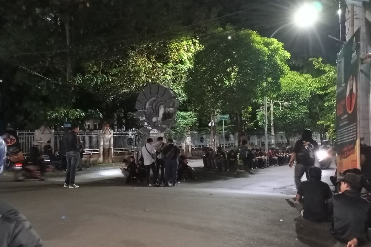 Puluhan personel polisi yang berpakaian preman berjaga di sekitar kampus UNM Makassar, Jalan Pendidikan, Kecamatan Rappocini, Kota Makassar, Sulsel, Rabu (1/5/2024).