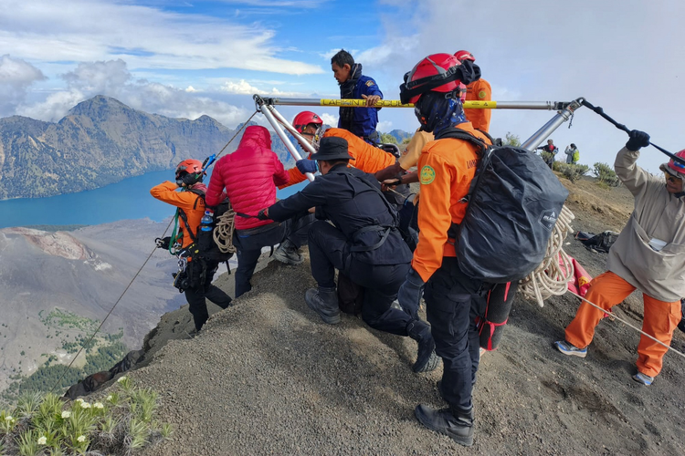 Badan Pencarian dan Pertolongan (Basarnas) saat mengevakuasi jasad Juliana Marins, pendaki asal Brasil yang terjatuh di Gunung Rinjani, Pulau Lombok, Nisa Tenggara Barat, Senin (23/6/2025). Juliana Marins jatuh pada Sabtu (21/6/2025) dan ditemukan tewas.