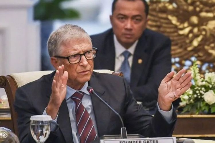 Pendiri Microsoft dan tokoh filantropi dunia Bill Gates didampingi Mensesneg Prasetyo Hadi (belakang) berbicara dalam pertemuan dengan para pengusaha di Istana Merdeka, Jakarta, Senin (5/5/2025).