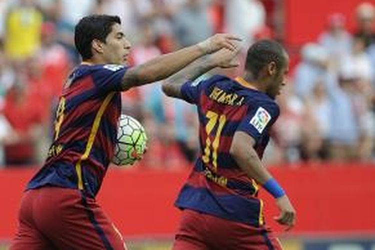 Luis Suarez menyelamati Neymar yang memperkecil kedudukan saat Barcelona kalah dari Sevilla, Sabtu (3/10/2015). 