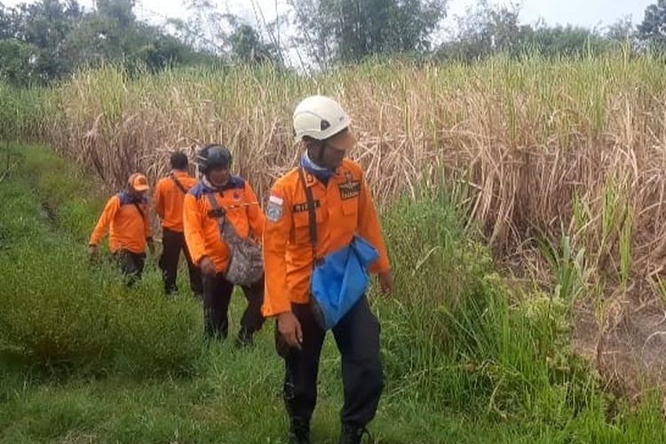 Proses pencarian korban hilang di Desa Awar-awar, Kecamatan Asembagus, Kabupaten Situbondo, Provinsi Jawa Timur, Rabu (17/5/2023)