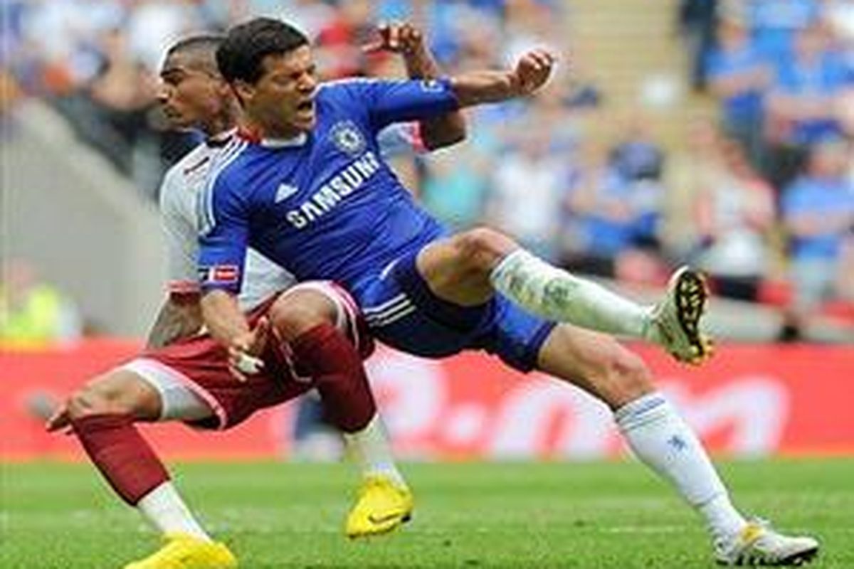 Gelandang Jerman dan Chelsea, Michael Ballack (kanan) dilanggar pemain Portsmouth, Kevin-Prince Boateng, pada final Piala FA, Sabtu (15/5/2010).