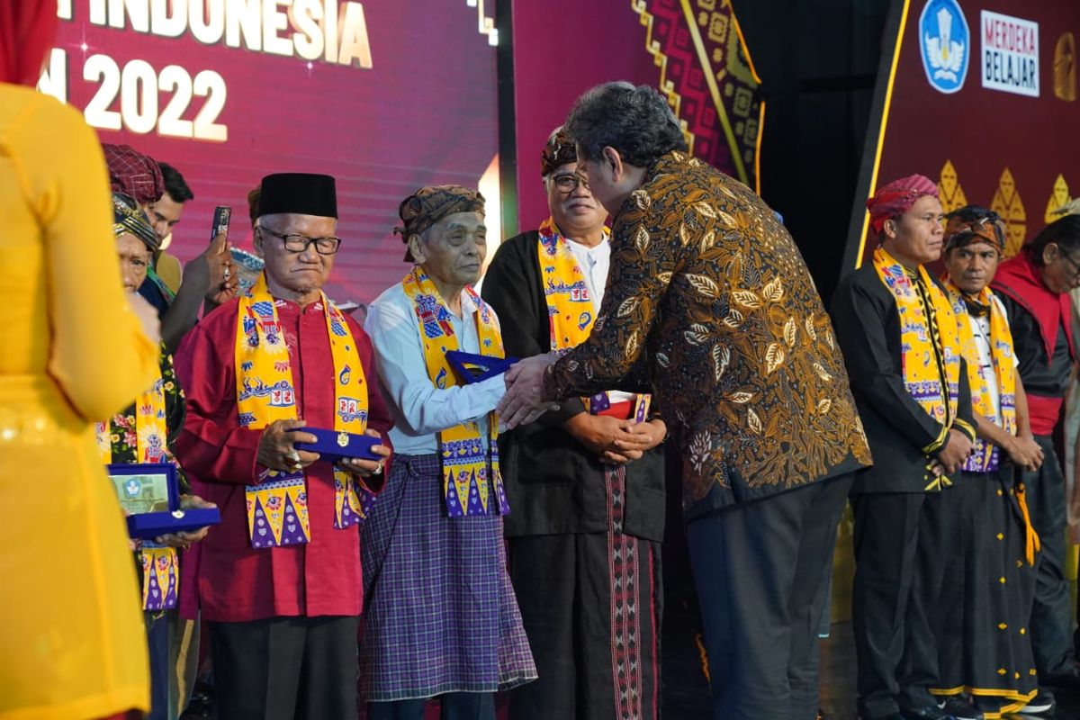 Dirjen Kebudayaan Kemendikbudristek menyerahkan Penghargaan Maestro Seni Tradisi