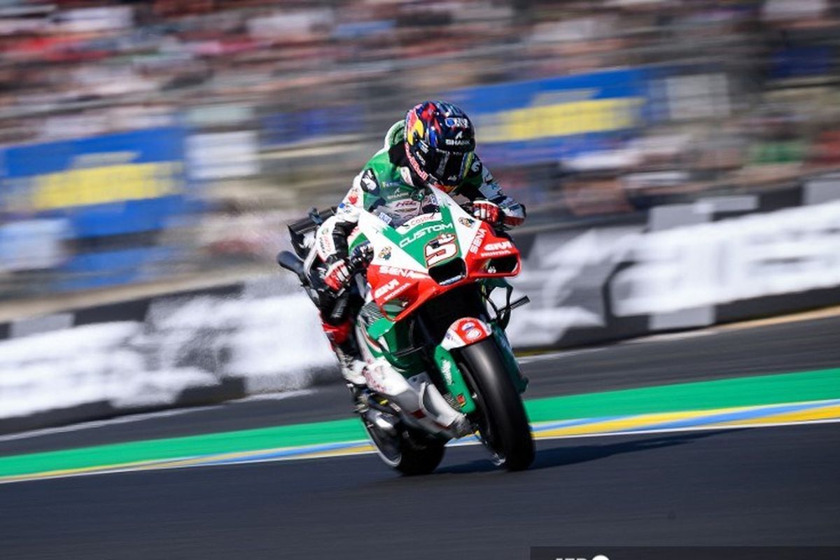 Pebalap LCR Honda, Johann Zarco, memacu motornya selama sesi latihan bebas di MotoGP Perancis 2025 di Sirkuit Le Mans pada 10 Mei 2025.