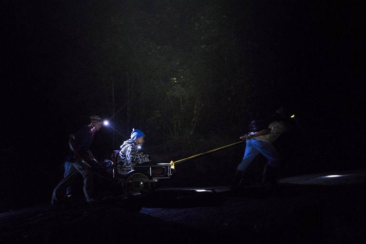 Sejumlah penambang membawa wisatawan atau pendaki menuju puncak Gunung Ijen, Banyuwangi, Jawa Timur, Sabtu (23/6/2018). Selain memudahkan pendaki, sejumlah penambang belerang mengakui membuka jasa taksi tersebut untuk mencari uang tambahan dengan memasang tarif berkisar Rp 800 ribu - Rp 1,2 juta per orang.